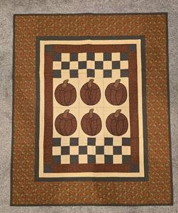 lot 248 image: Handmade Pumpkin Quilt