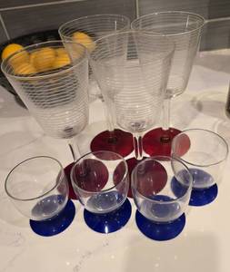 lot 265 image: Elegant Striped Glassware Set