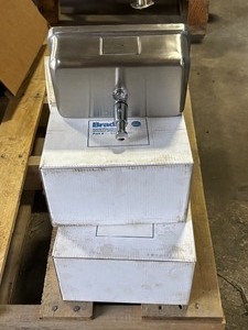 lot 27 image: Hand Soap Dispensers Quantity of 5