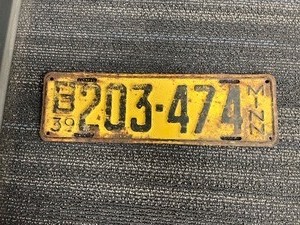 lot 1 image: 39 Collector License Plate