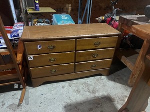 lot 17 image: 6 Drawer Dresser