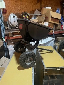 lot 14 image: Fertilizer  Spreader