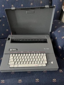 lot 60 image: Electric Typewriter