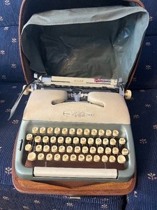 lot 62 image: Manual Typewriter