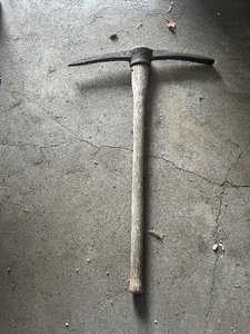 lot 73 image: Pic Ax