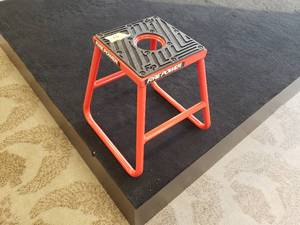 lot 26 image: Fire Power Dirt Bike Stand