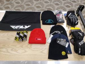 lot 177 image: Lot of gloves,  hats,  Thermatex Balaclave and a Dakota Cat Bag