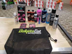 lot 194 image: Cleaning Supplies in a Dakota Cat Bag