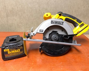 lot 456 image: Dewalt 18 Volt Circular Saw, Charger