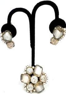 lot 18 image: Stunning Vintage Rhinestone Brooch and Clip-On Earrings Set