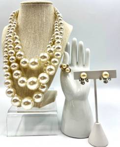 lot 38 image: Vintage Tammy Jewels Pearl Necklace and Earring Set including Tammy Jewels and Holly Craft