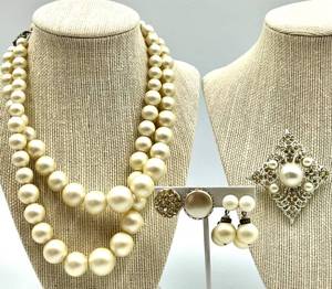 lot 40 image: Vintage Imitation Pearl Jewelry Set with Earrings, Brooch, and Necklace including Sarah Coventry and Marvella
