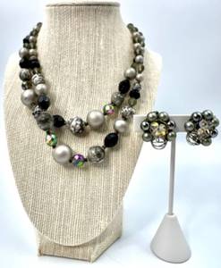 lot 47 image: Vintage Beaded Necklace and Clip-On Earring Set