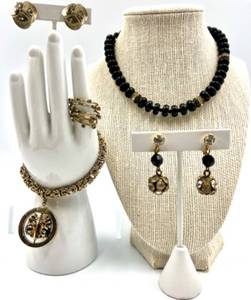 lot 50 image: Elegant Jewelry Set of Japan Necklace, Bracelet, Earrings, and Ring
