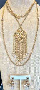 lot 52 image: Elegant Goldtone Necklace and Earrings Set with Crystal Accents