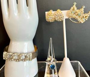 lot 60 image: Elegant Rhinestone Jewelry Set Featuring Bracelet and Ring, Earrings and Brooch