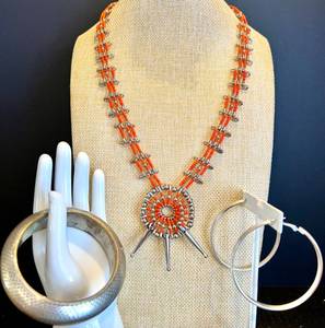 lot 79 image: Stylish Jewelry Set with Necklace, Bangle, and Hoop Earrings