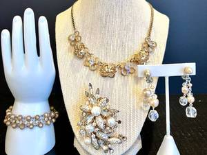 lot 84 image: Vintage Jewelry Set with Necklace, Bracelet, Earrings, and Brooch
