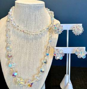 lot 86 image: Laguna Aurora Borealis Crystal Jewelry Set with Necklace and Earrings