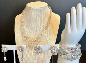lot 88 image: Vintage Aurora Borealis Crystal Necklace, Bracelet and Earrings Set including Vendome