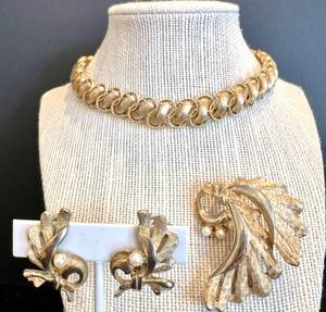 lot 92 image: Vintage Gold-Toned Trifari Necklace, Clip-On Earrings, and Brooch Set