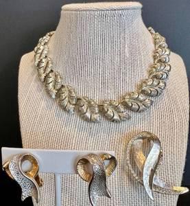 lot 93 image: Vintage Leaf Design Jewelry Set Linser Necklace, Clip-On Earrings, and Brooch