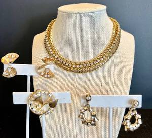 lot 95 image: Set of Vintage Gold-Tone Jewelry with Earrings and Brooch