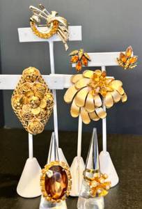 lot 107 image: Collection of Gold-Toned Vintage Brooches, Earrings, and Rings with Gemstone and Decorative Accents