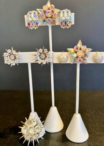 lot 110 image: Vintage Aurora Borealis Rhinestone Jewelry Set Earrings and Starburst Brooch
