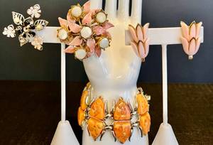 lot 111 image: Vintage Juliana German Demi Parure by JULIANA with orange Sherbet CORO Bracelet and Pink Lucite Earrings and Brooches