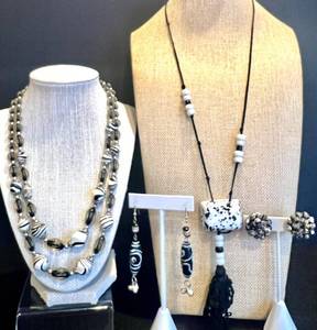 lot 148 image: Black and White Beaded Jewelry Set with Necklace and Earrings