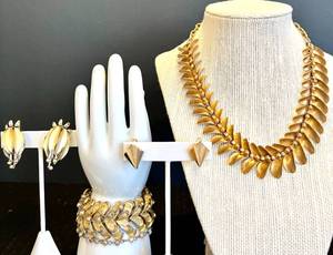 lot 154 image: Vintage Coro and Trifari Costume Jewelry Set - Necklace, Bracelet, and Earrings