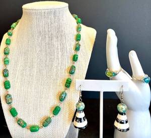 lot 175 image: Elegant Jewelry Set with Murano-Inspired Bead Necklace, Earrings, and Rings
