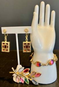 lot 185 image: Sarah Coventry , BSK Jewelry Set with Bracelet, Brooch, and Earrings