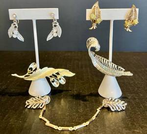 lot 187 image: Vintage Leaf Design Brooches and Clip-On Earrings Set with Leaf Design Sweater Clip