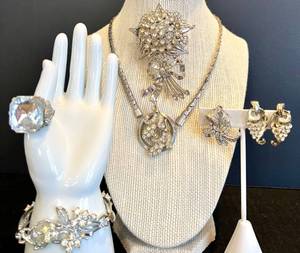 lot 188 image: Vintage Rhinestone Jewelry Set with Brooch, Necklace, Earrings, Bracelet, and Ring