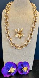 lot 189 image: Gold Orchid Brooch with Flower & Insect Accessories Set