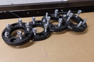 lot 190 image: Wheel Spacers - 1 - 5x5, 5x4.5