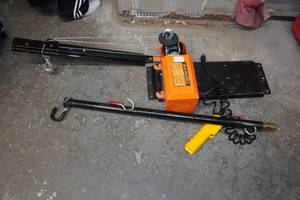 lot 23 image: Garage Gator 125 Lb Electric Hoist with Bar