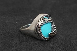 lot 39 image: Womens Silver Tone Western Feather Ring -Size 6.5-7 - Turquoise Stone