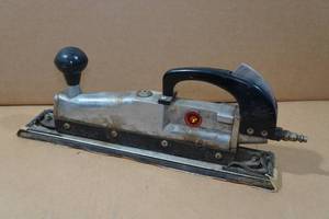 lot 204 image: Performance Tool Pneumatic Straight Line Sander