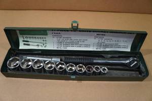 lot 212 image: 12 Drive Socket Wrench Set