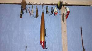lot 516 image: Collection of 13 Vintage Fishing Lures Assorted Designs