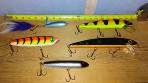 lot 526 image: Lot of 5 Fishing Lures Including Storm Giant FlatStick 22