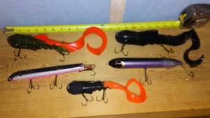 lot 528 image: Set of 5 Fishing Lures in Assorted Colors and Designs