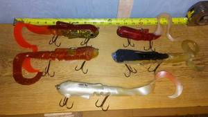 lot 529 image: Set of 5 Fishing Lures - Assorted Colors and Designs