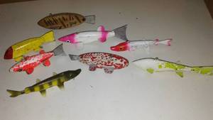 lot 557 image: Lot of 8 Vintage Fishing Lures - Various Designs and Colors