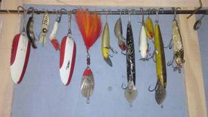 lot 558 image: Lot of 13 Vintage Fishing Lures in Assorted Styles and Colors