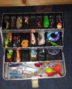 lot 562 image: Vintage UMCO 103A Fishing Tackle Box with Assorted Fishing Lures and Accessories