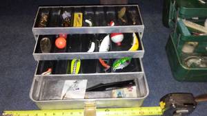 lot 563 image: Vintage UMCO 103A Aluminum Tackle Box with Assorted Fishing Lures